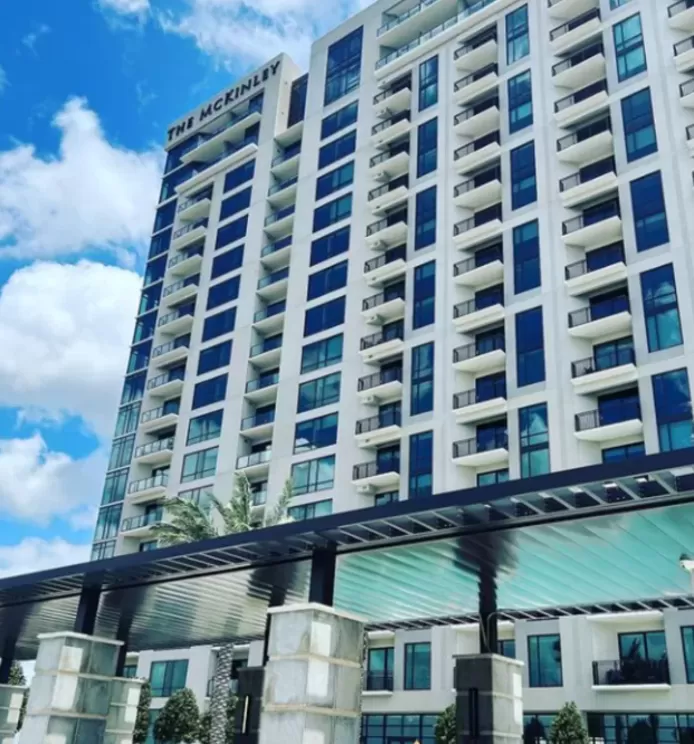 Une américaine laisse ses enfants de 6 et 8 ans seuls à la maison pour partir en croisière